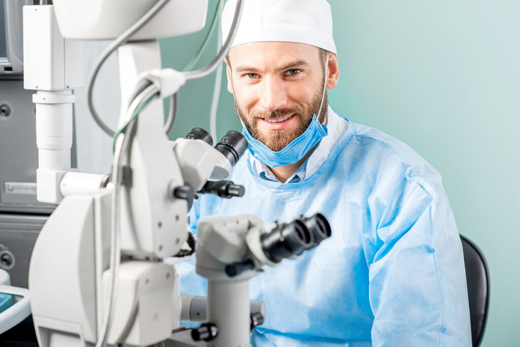 Especialista en cirugía ocular con equipo médico avanzado, profesionalidad en Óptica Giner.